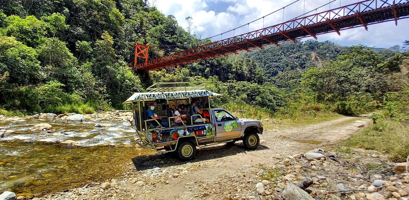 Aventura Offroad en el Tunchemóvil cruzando ríos en Satipo, Perú