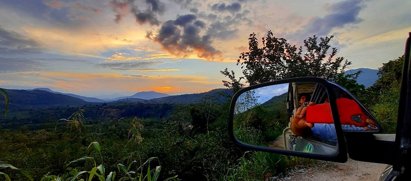 Atardecer amazónico visto desde el interior del Tunchemóvil